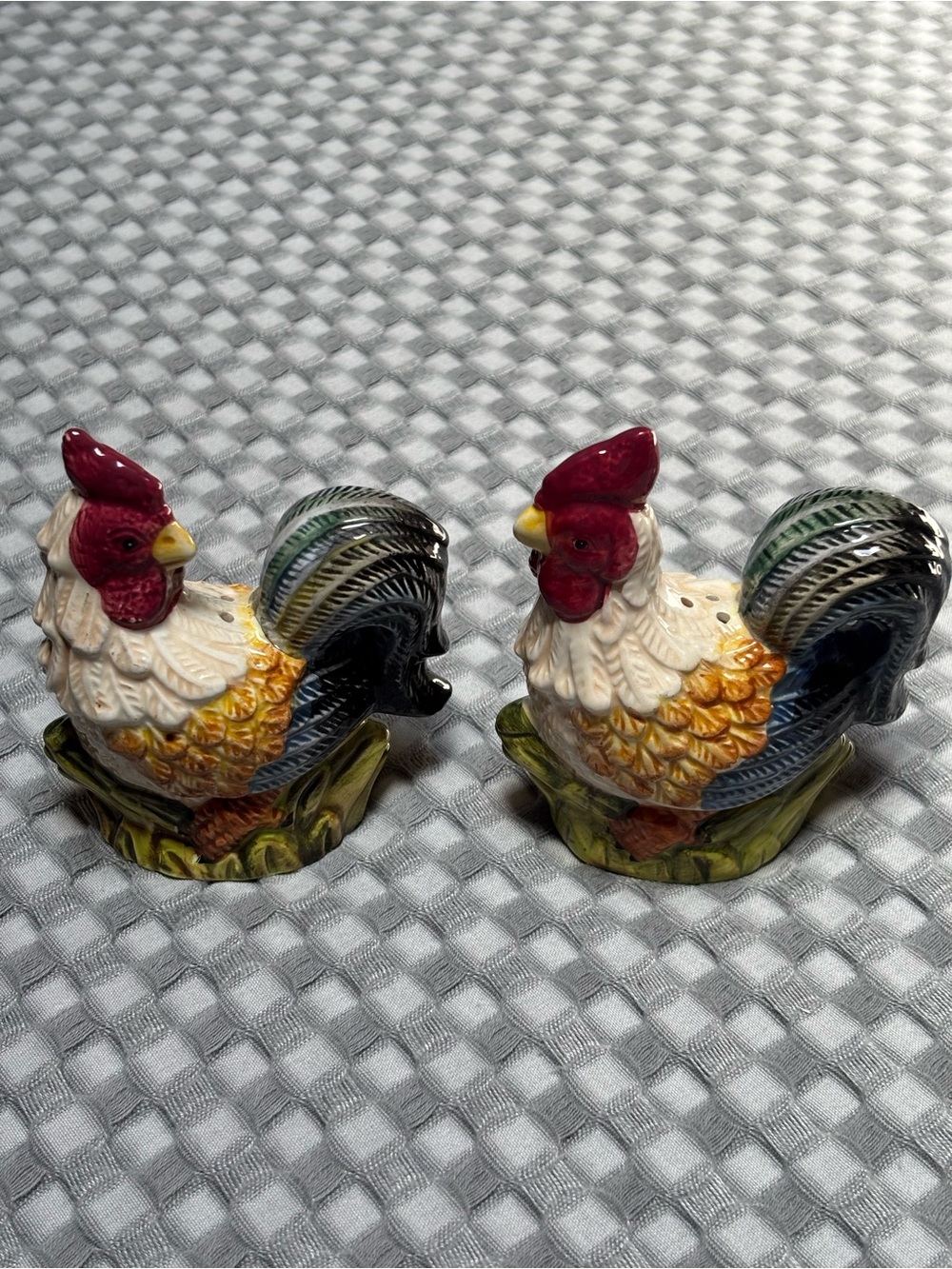 Vintage Jay Import High Gloss Rooster Salt and Pepper Shakers
